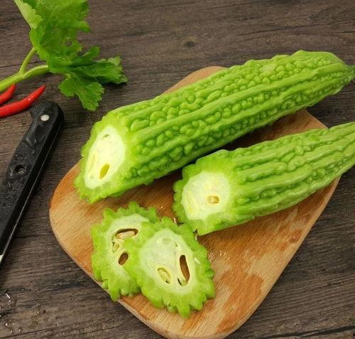 小狗吃脆瓜,小狗欢快品尝脆瓜美味瞬间